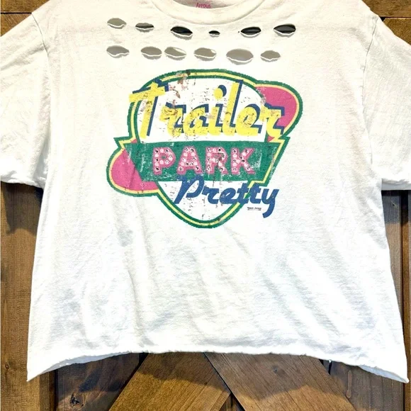 EUC Trailer Park Pretty White Slightly Cropped Tee Sz L - Picture 10 of 16